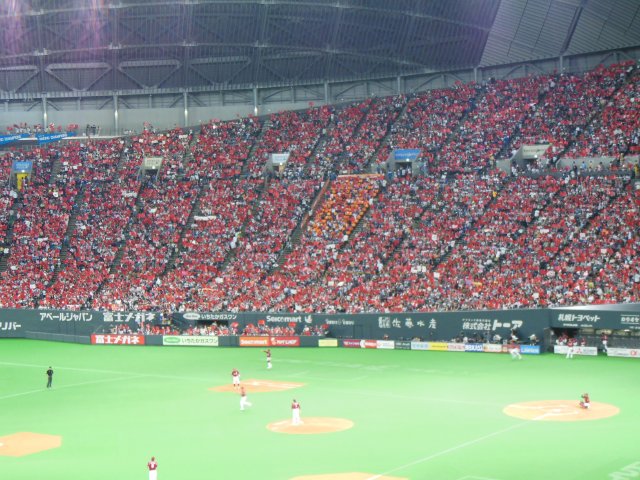 応援ボードで赤く染まる一塁側の内野席